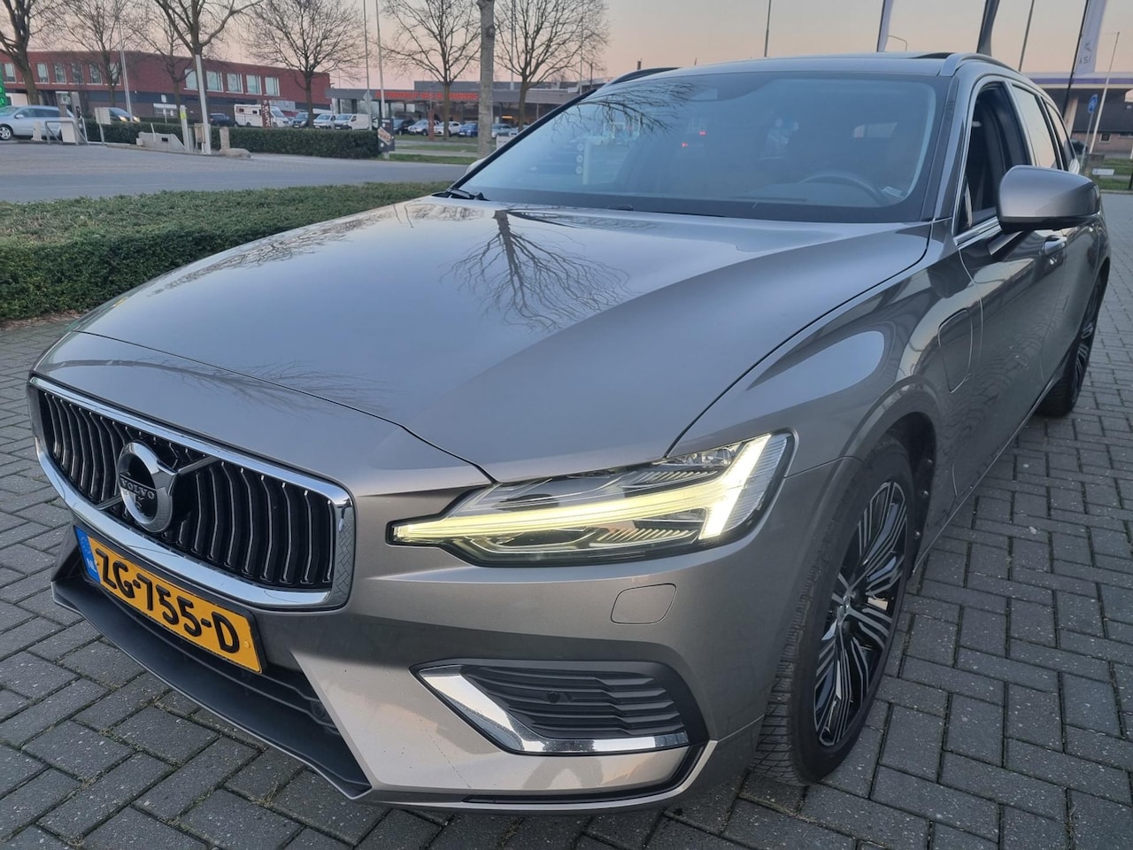 Volvo V60 - 2.0 T8 Twin Engine AWD Inscription Panodak Leder - AutoWereld.nl