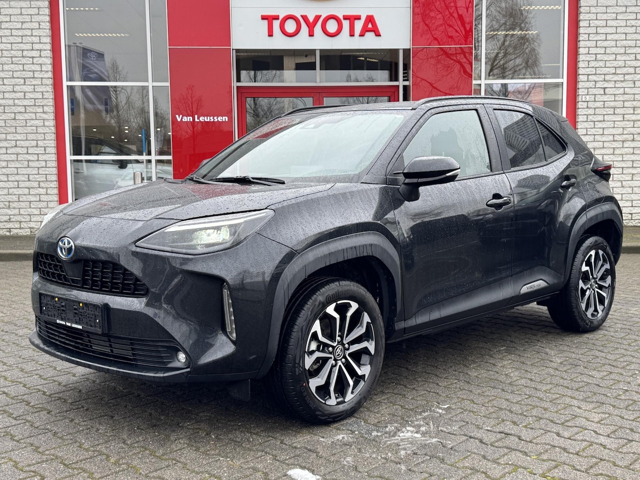 Toyota Yaris Cross - 1.5 HYBRID STYLE PANODAK NAVI STOEL/STUURVERW. APPLE/ANDROID EL-ACHTERKLEP KEYLESS - AutoWereld.nl