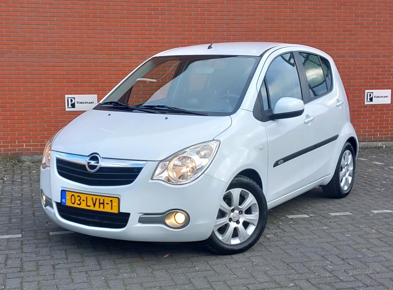 Opel Agila - 1.2 16V 63KW Edition Airco/Trekhaak - AutoWereld.nl