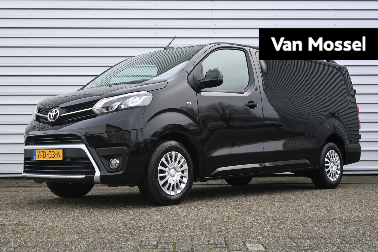 Toyota PROACE Long Worker - 2.0 D-4D Professional 177PK Lang | Navigatie | Automaat | Achteruitrijcamera | Trekhaak - AutoWereld.nl