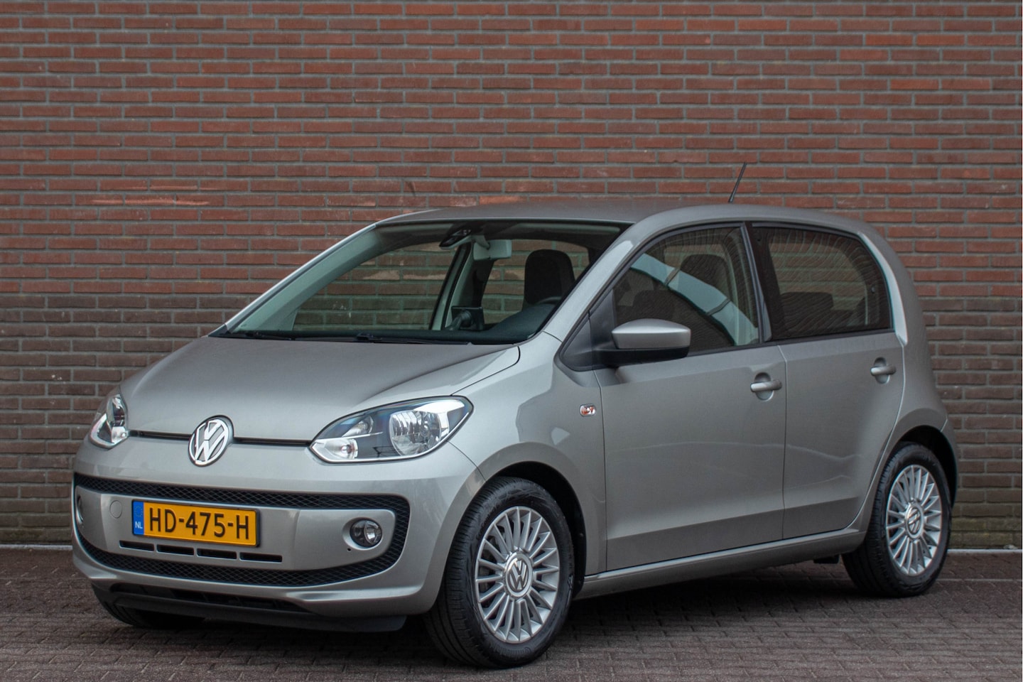 Volkswagen Up! - 1.0 high up! 1.0 75pk High Up!, 2e eigenaar, Fender, PDC, Navigatie, Bluetooth, Cruise control, Airco - AutoWereld.nl