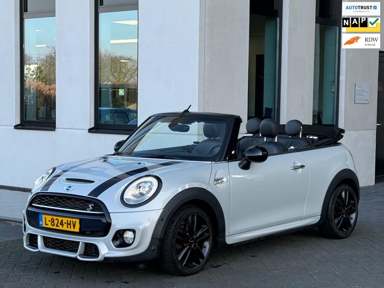 MINI Cabrio - Mini 2.0 Cooper S 192 pk automaat John cooper works, leder, led, achteruitrijcamera, vele - AutoWereld.nl