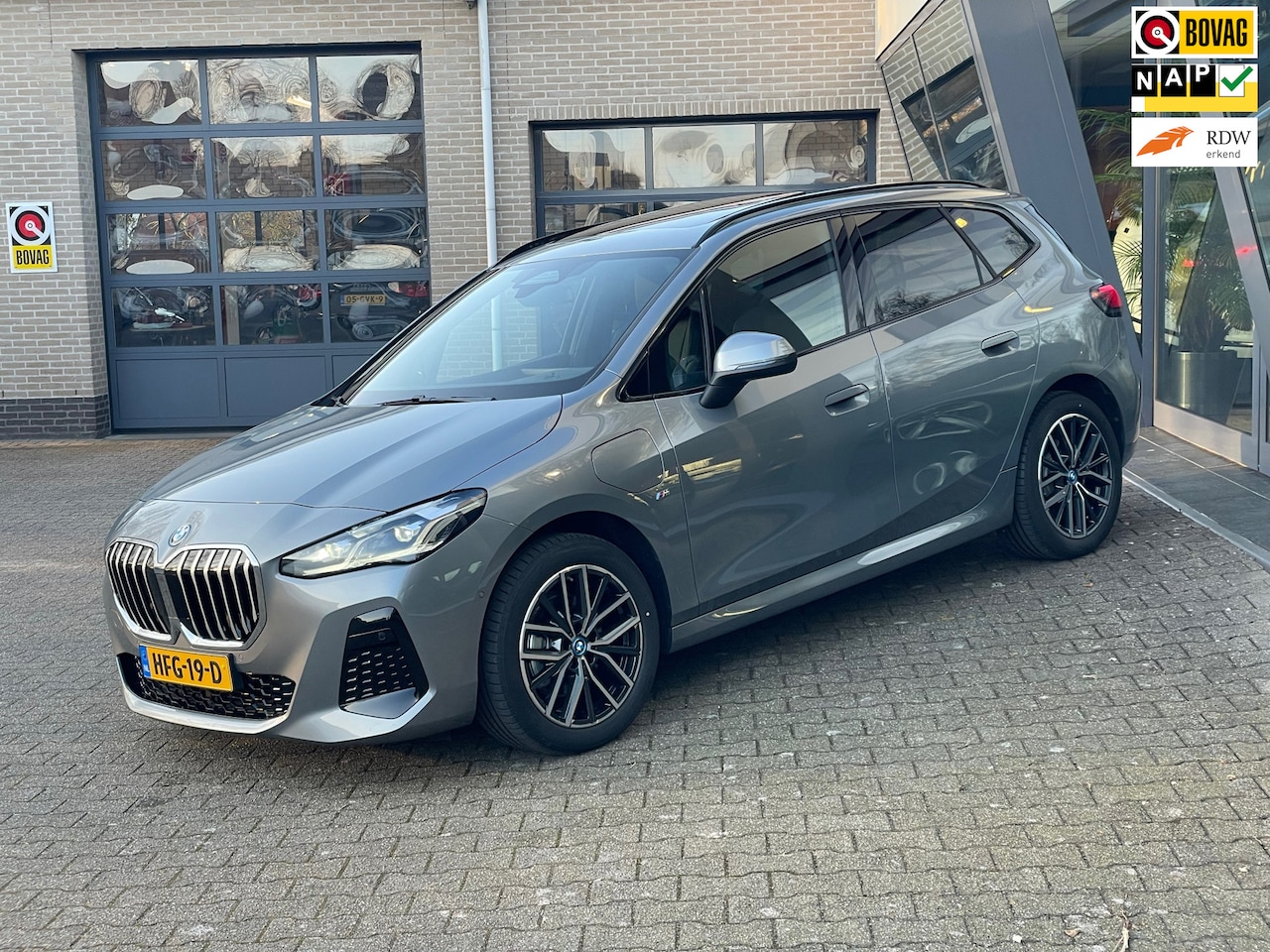 BMW 2-serie Active Tourer - 225e xDrive pano dak elec trekhaak - AutoWereld.nl