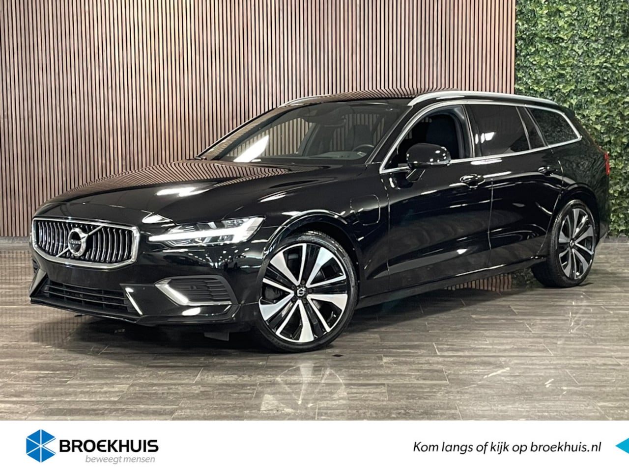 Volvo V60 - T6 AWD Recharge Inscription | Schuifdak | Trekhaak | 360° Camera | Head-Up Display | Harma - AutoWereld.nl