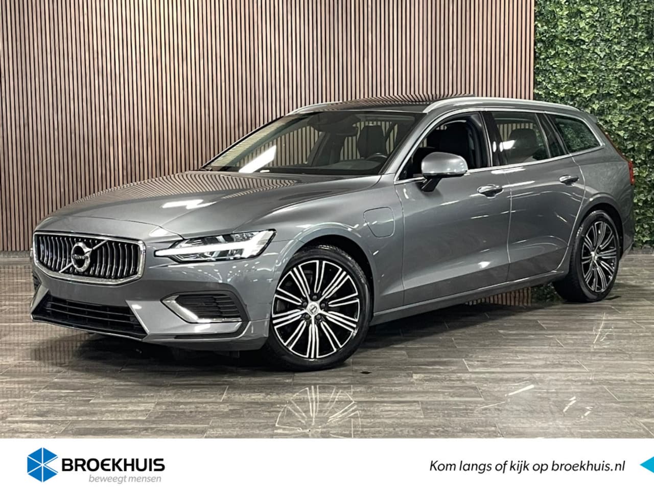 Volvo V60 - T6 AWD Recharge Inscription | Schuifdak | Trekhaak | Stoel en Stuurwielverwarming | 18 Inc - AutoWereld.nl