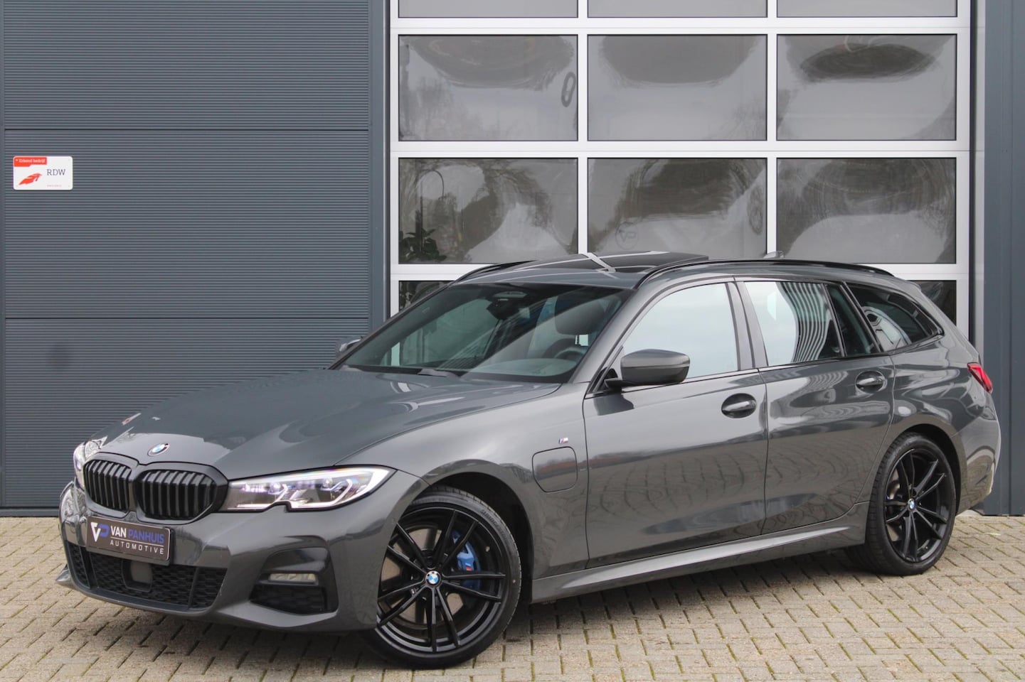 BMW 3-serie Touring - 330e High Executive M-Sport | Pano | Laser | Adaptief | Memory | HUD - AutoWereld.nl