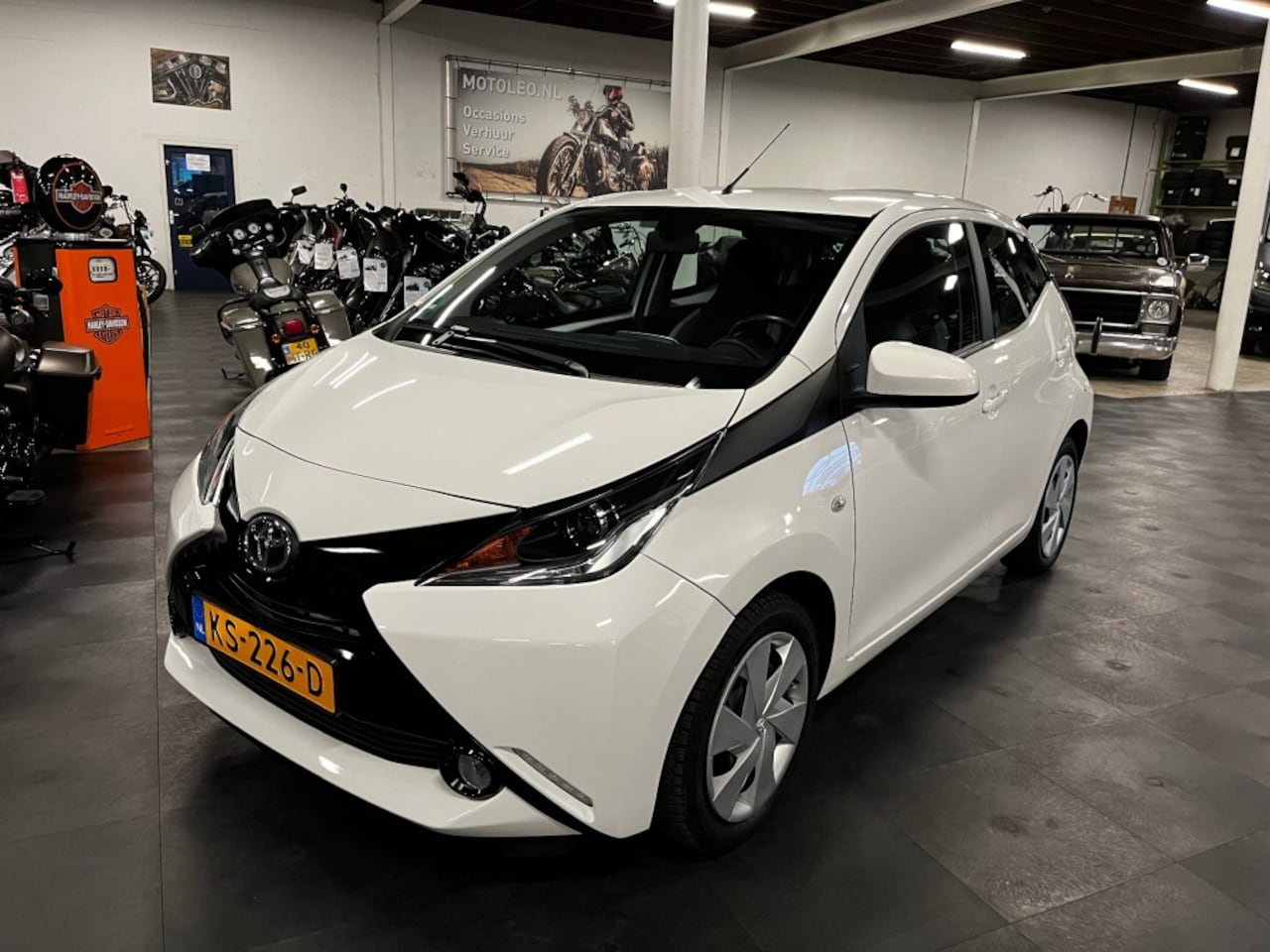 Toyota Aygo - 1.0 VVT-I X-PLAY 5-DRS *CAMERA - AIRCO* - AutoWereld.nl