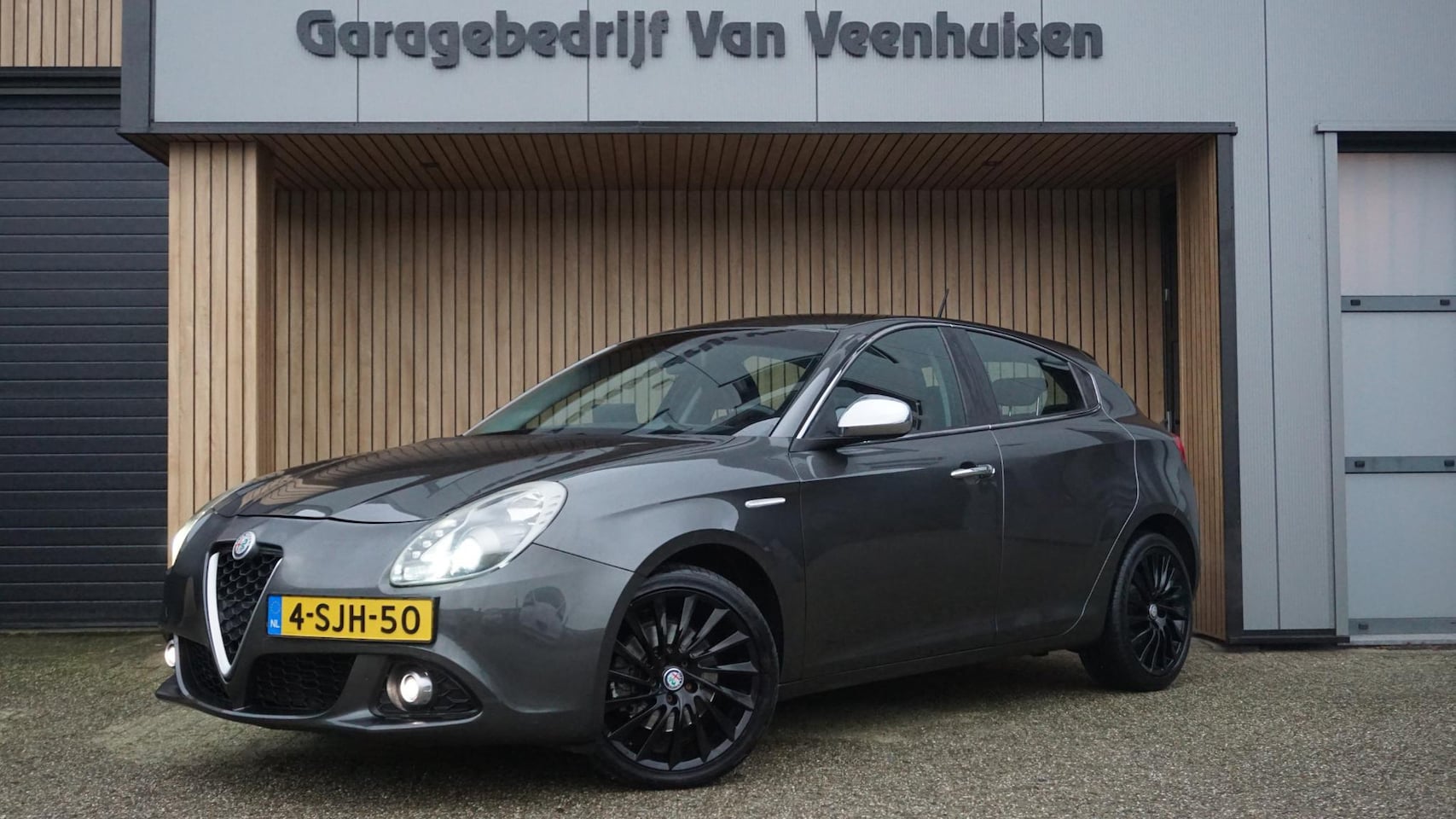 Alfa Romeo Giulietta - 1.4 T 211pk Distinctive Limited Edition Leder Xenon 18inch LM Navi *NL auto* 99094km! 2e E - AutoWereld.nl