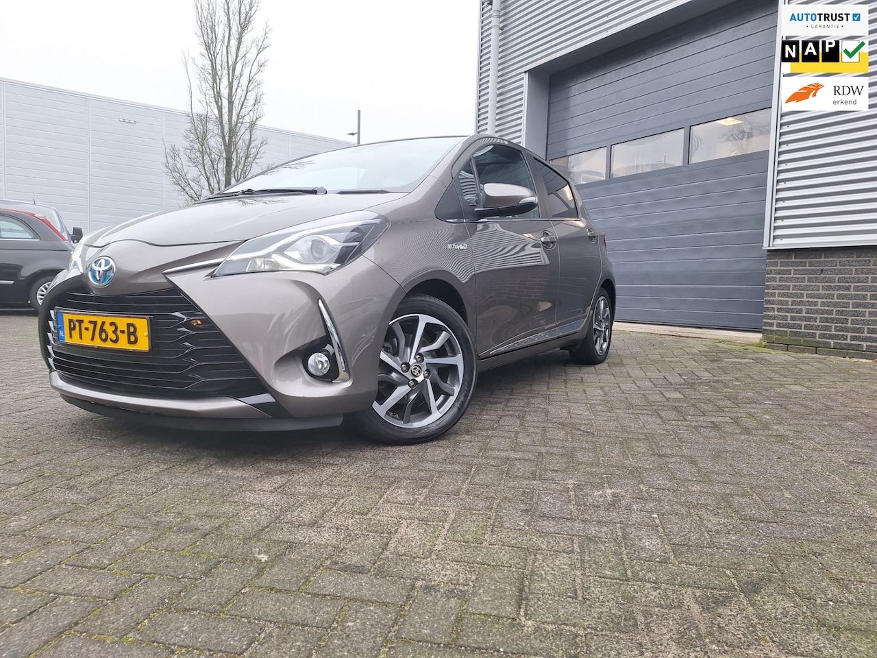 Toyota Yaris - 1.5 Hybrid Premium Panoramadak*Pdc*Camera*Cruise*Enz - AutoWereld.nl