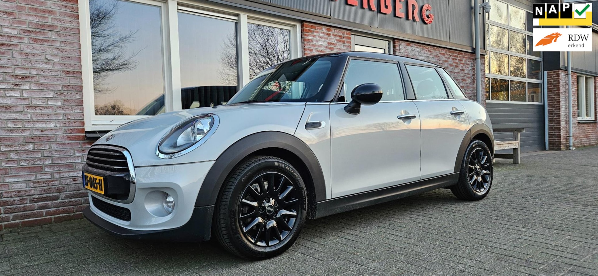 MINI Cooper - Mini 1.5 Business Airco! Cruise Control! Navigatie! NAP! Nette Auto! - AutoWereld.nl