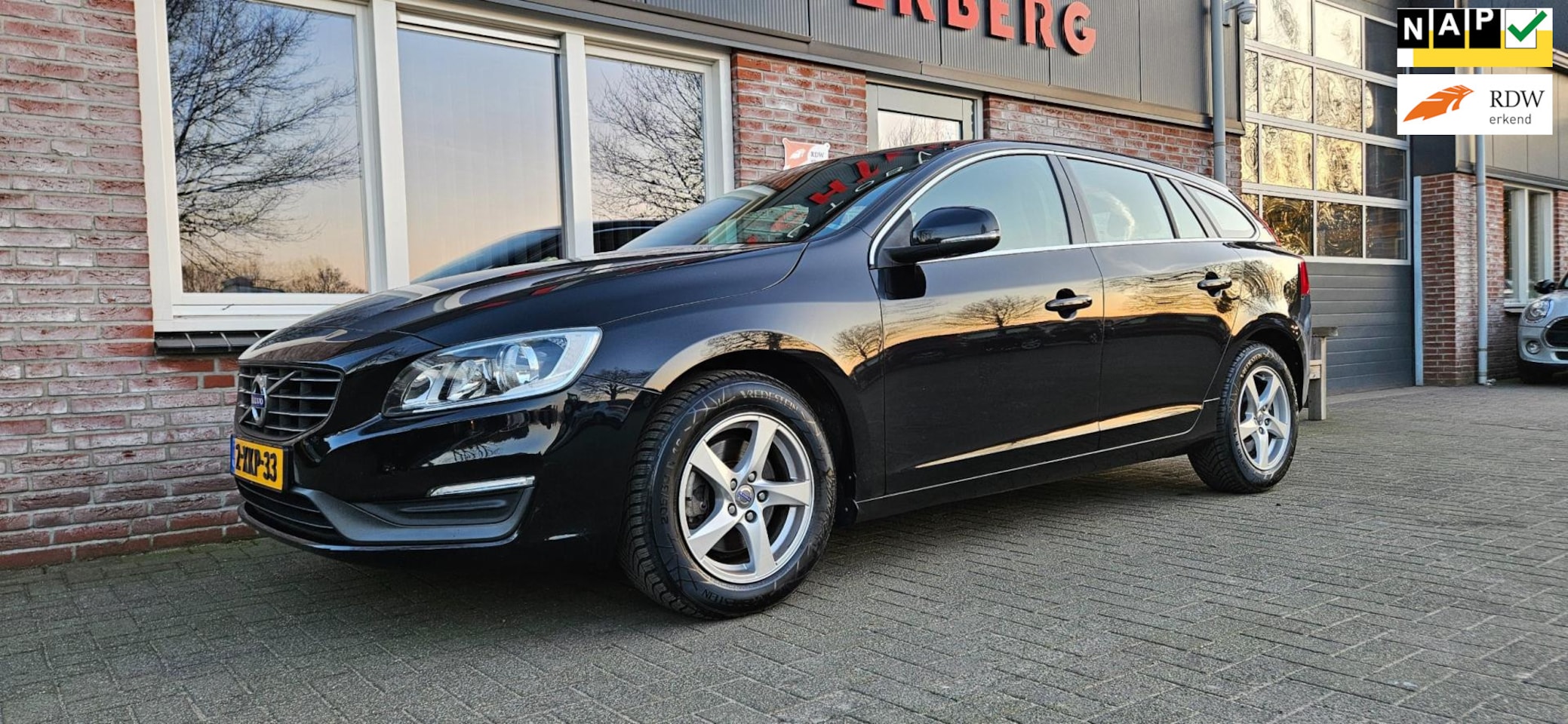 Volvo V60 - 1.6 T3 Momentum Airco! Cruise Control! Navigatie! Dealer Onderhouden! Nette Auto! - AutoWereld.nl