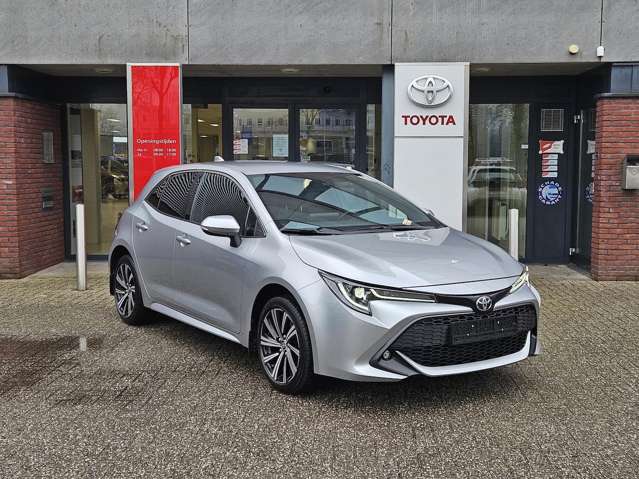 Toyota Corolla - 1.8 HYBRID DYNAMIC APPLE/ANDROID STUUR/STOELVERWARMING CAMERA 17"LMV PRIVACY-GLASS - AutoWereld.nl