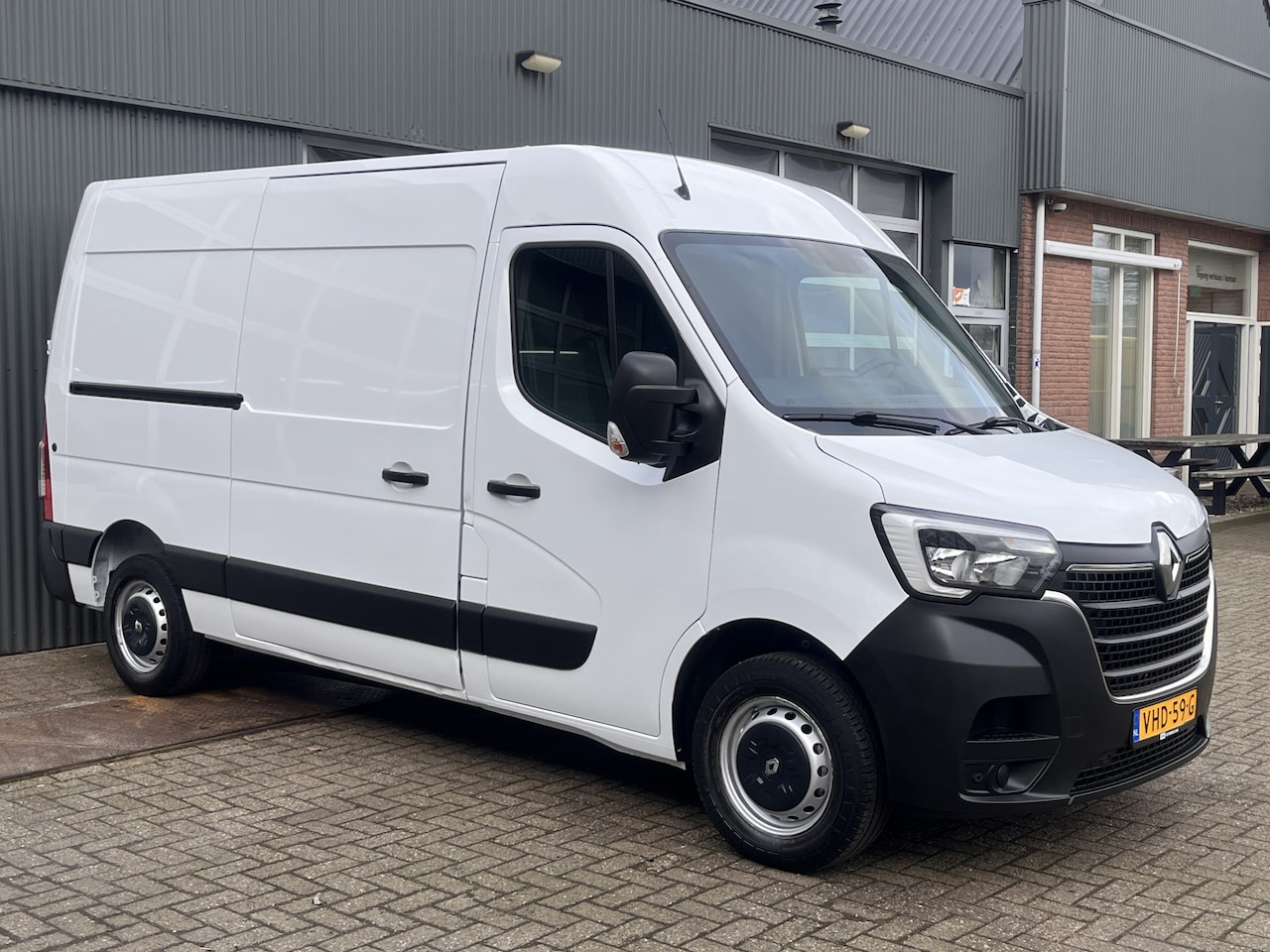 Renault Master - T35 2.3 dCi 135 L2H2 Airco Cruise controle Telefoonverbinding Parkeersensoren achter 3-Per - AutoWereld.nl