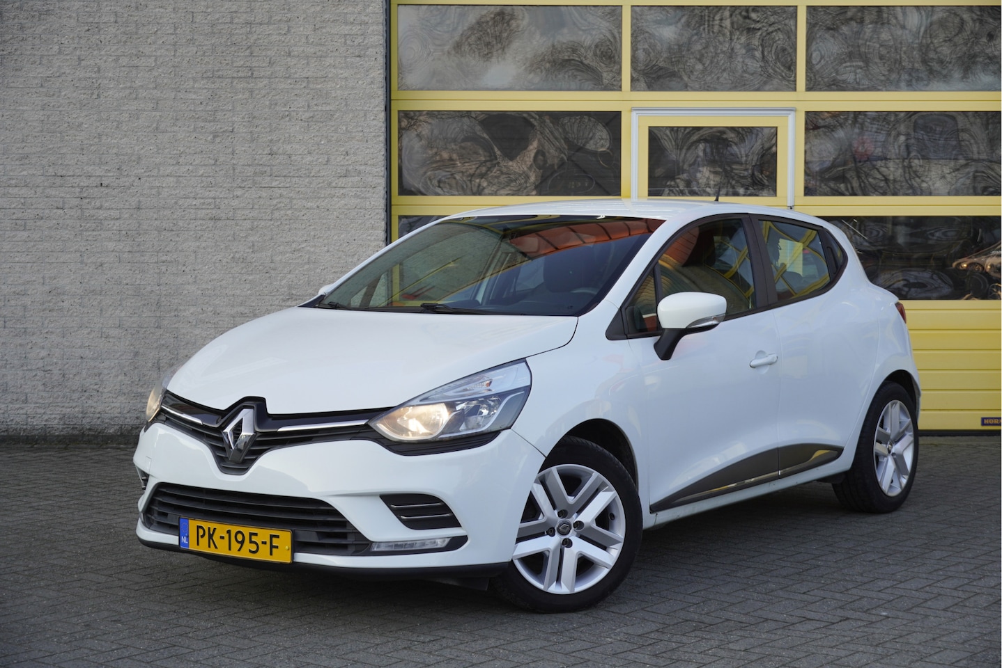 Renault Clio - 1.5 dCi Ecoleader 5drs Zen BJ2017 Led | Navi | Afneembare trekhaak | Airco | Cruise contro - AutoWereld.nl