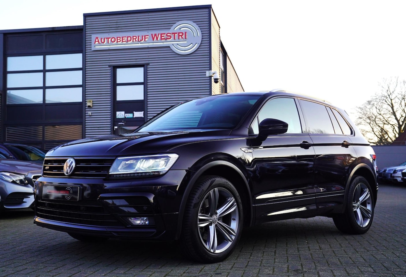 Volkswagen Tiguan - 2.0 TSI 4Motion Highline Business R | Panorama | R-line | Facelift | Virtual Cockpit | Fac - AutoWereld.nl