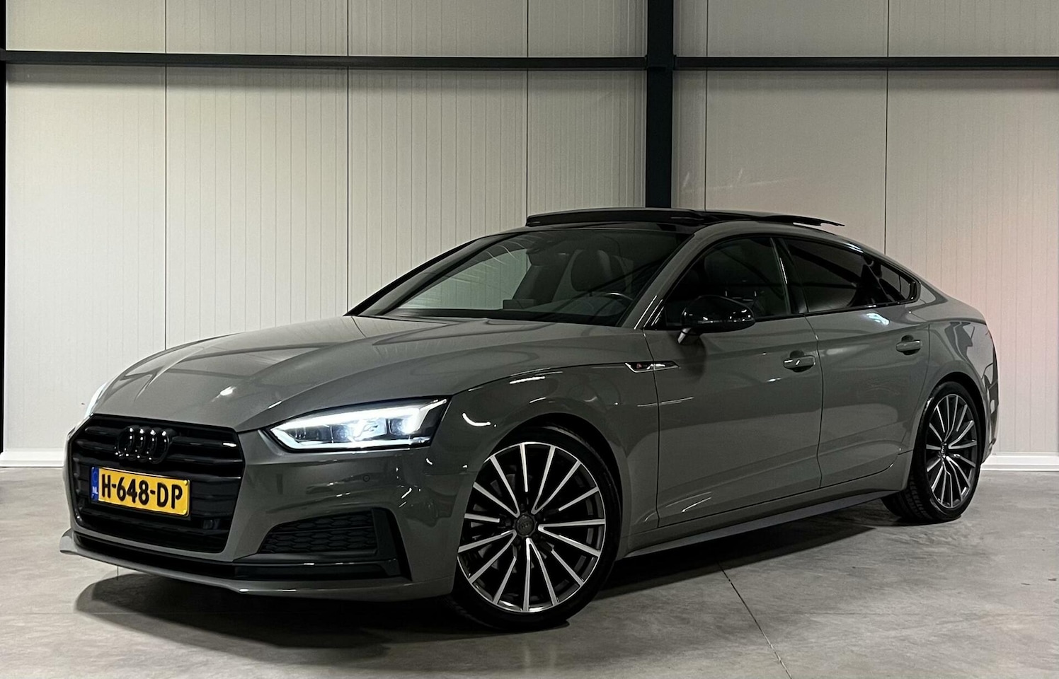 Audi A5 Sportback - S-line black edition Pano Nardo Grey Sfeer - AutoWereld.nl