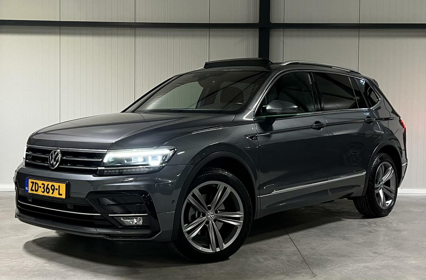 Volkswagen Tiguan Allspace - Volkswagen Tiguan 1.5 TSI R-line Pano Virtual Trekhaak 7Pers - AutoWereld.nl