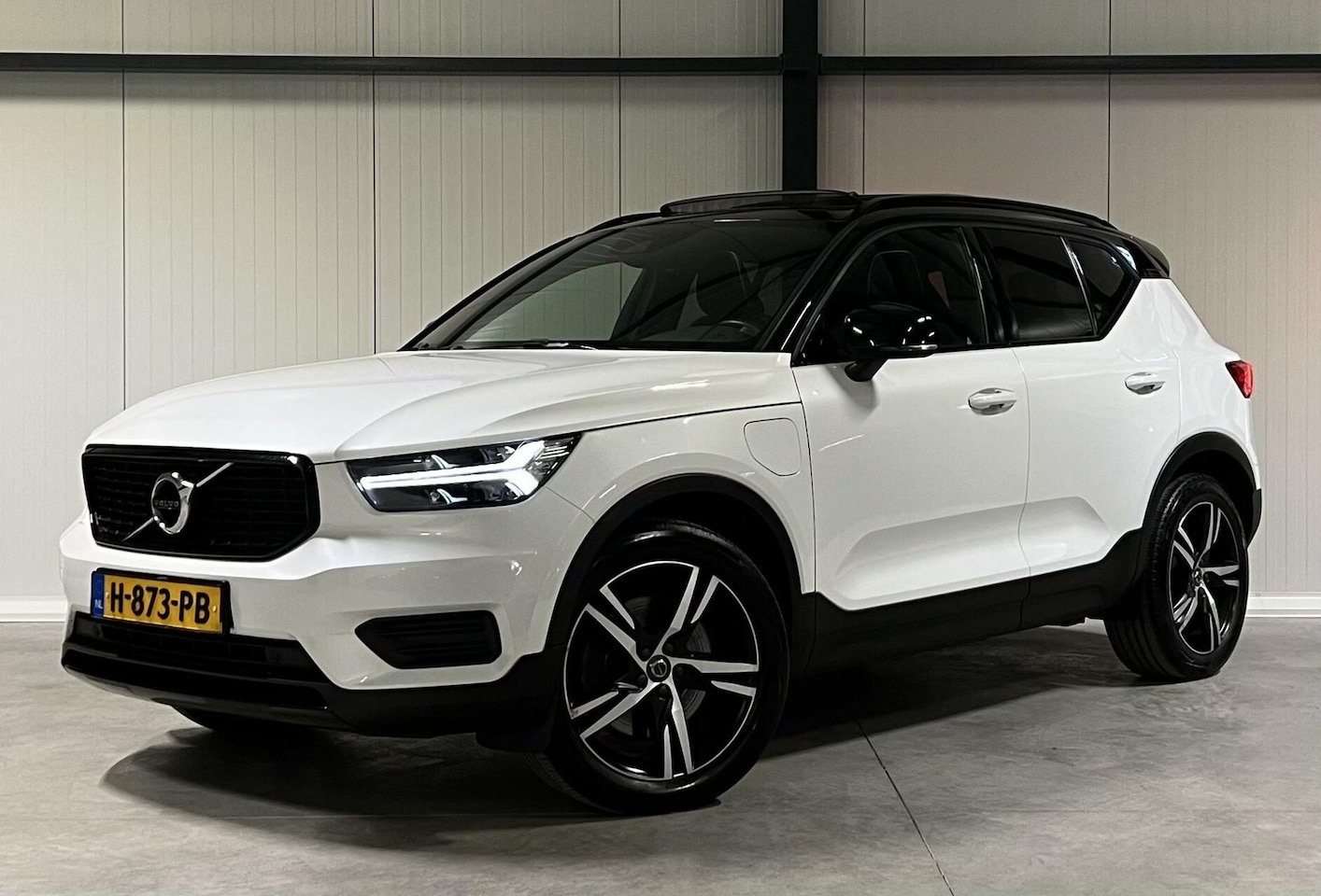 Volvo XC40 - 1.5 T5 Twin Engine R-Design Pano Carplay ACC NAP - AutoWereld.nl