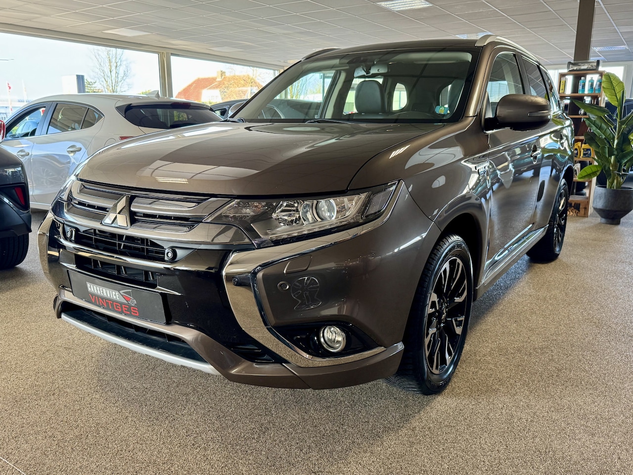 Mitsubishi Outlander - 2.0 PHEV Pure Business 18'' LMV Navi 4 seizoens banden Navigatie, PDC, Camera, Alcantara/L - AutoWereld.nl