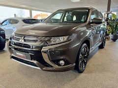 Mitsubishi Outlander - 2.0 PHEV Pure Business 18'' LMV Navi 4 seizoens banden Navigatie, PDC, Camera, Alcantara/L