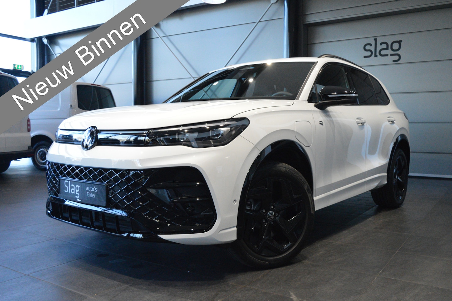 Volkswagen Tiguan - 1.5 eHybrid 3X R-LINE Black Style navi camera trekhaak 19 inch !! - AutoWereld.nl