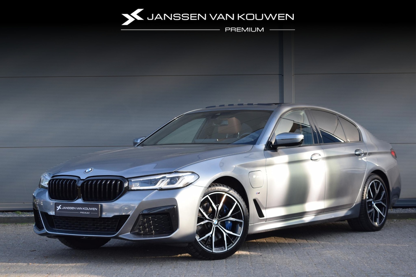 BMW 5-serie - 530e High Executive M-Sport Schuifdak Trekhaak Stoelverwarming Harman Kardon Audio - AutoWereld.nl