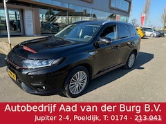 Mitsubishi Outlander - 2.4 PHEV Intense+ Automaat , Black edition , Navigatie , Camera , Trekhaak 1500kg trek gew