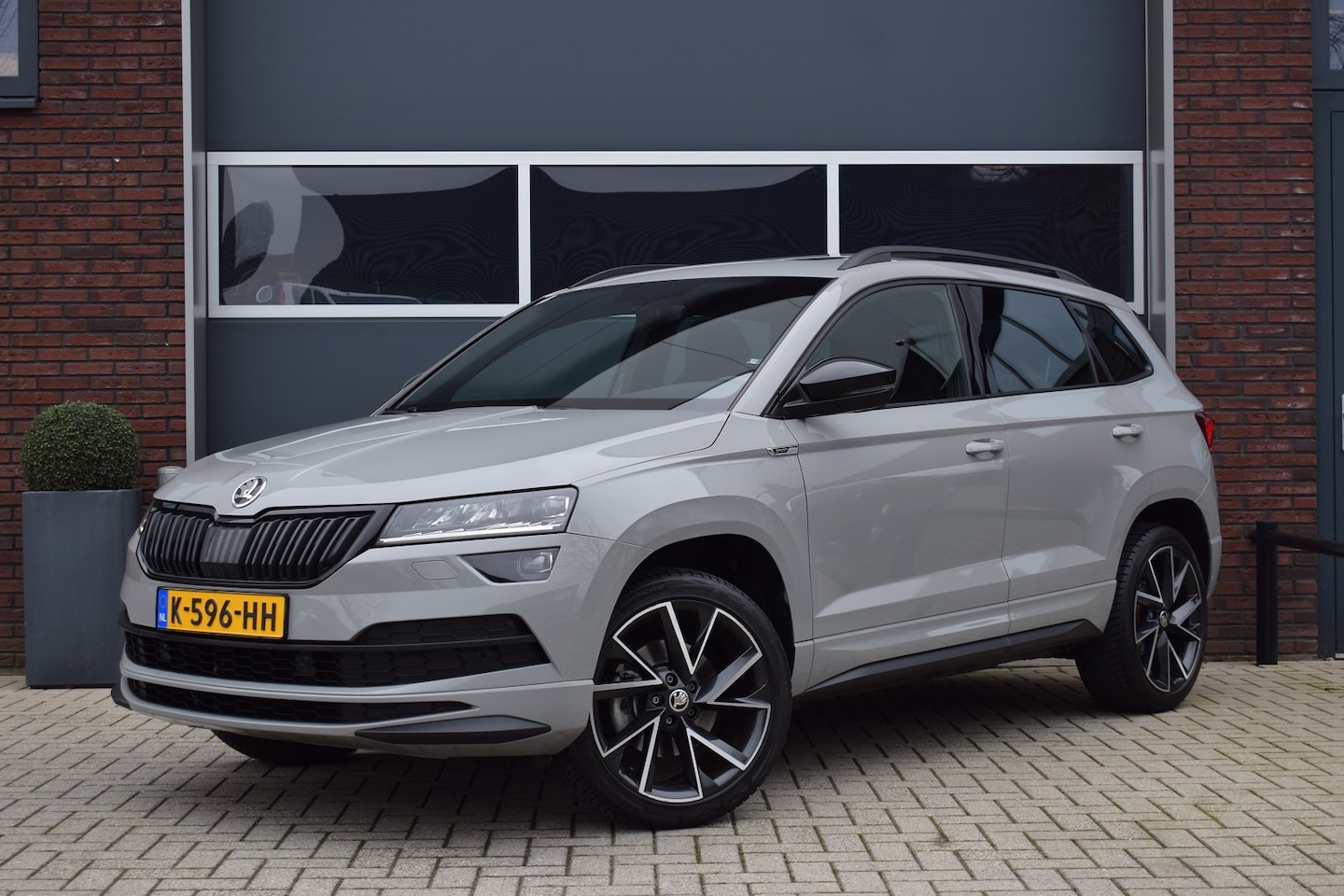 Skoda Karoq - 1.5 TSI 150pk DSG Sportline | Panoramadak | Camera - AutoWereld.nl