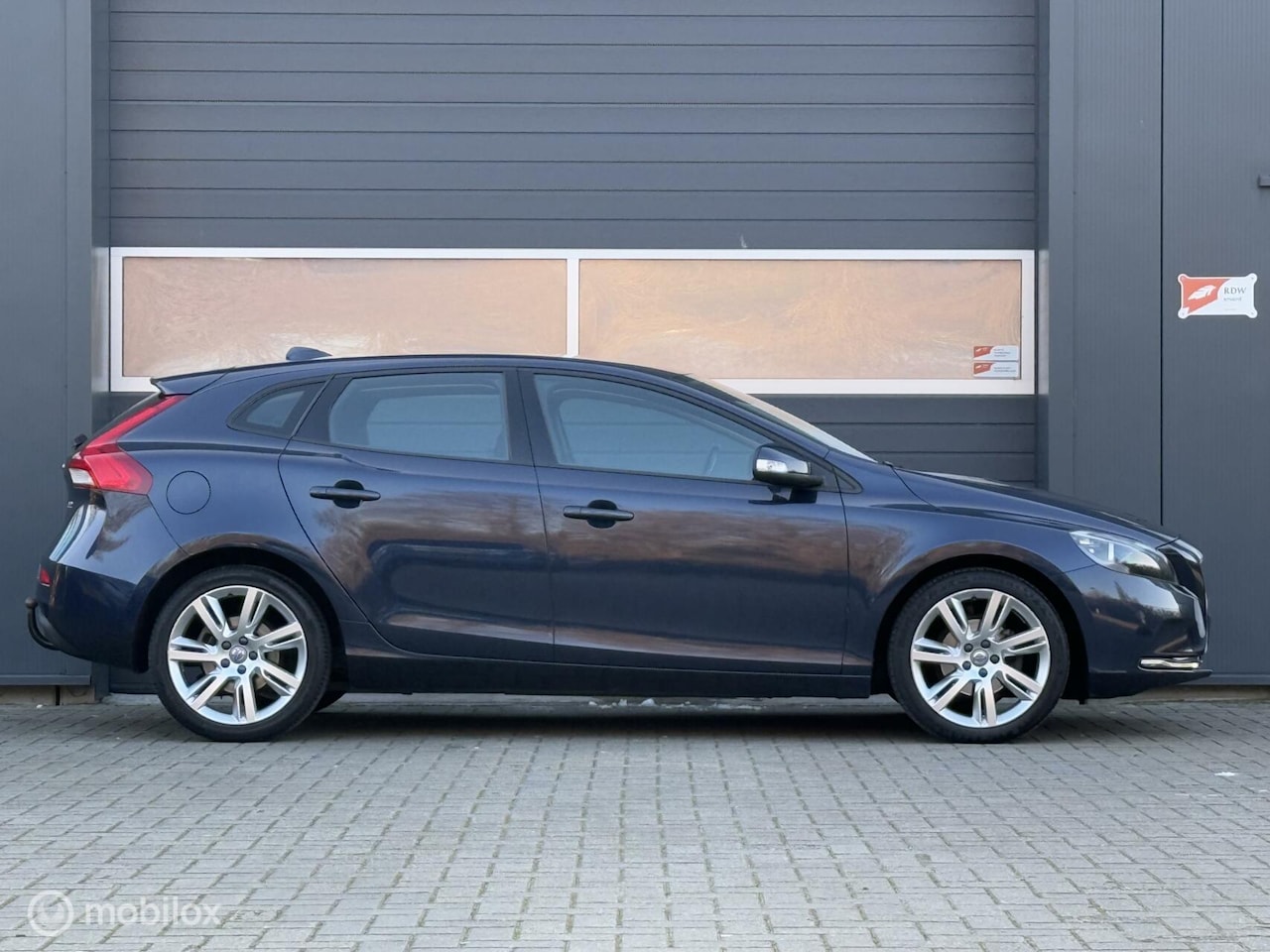 Volvo V40 - 1.6 D2 Kinetic Zeer netjes/Dealer onderhouden /Senus Nav/Cruise/18inch/Trekhaak/PDC/Superz - AutoWereld.nl