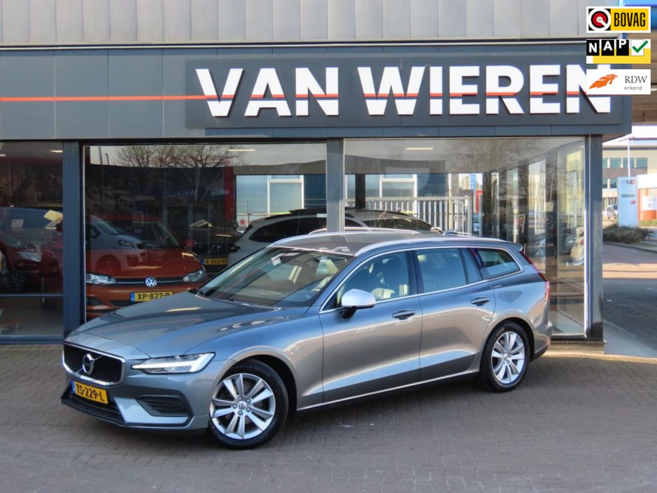 Volvo V60 - 2.0 D4 Momentum Lage KM Trekhaak Winterpack Leder NL auto - AutoWereld.nl