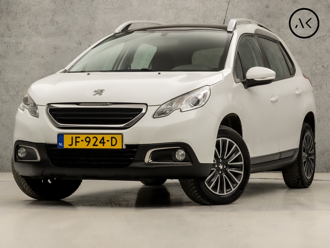 Peugeot 2008 - 1.2 PureTech Active Sport Automaat (PANORAMADAK, NAVIGATIE, CRUISE, TREKHAAK, SPORTSTOELEN - AutoWereld.nl