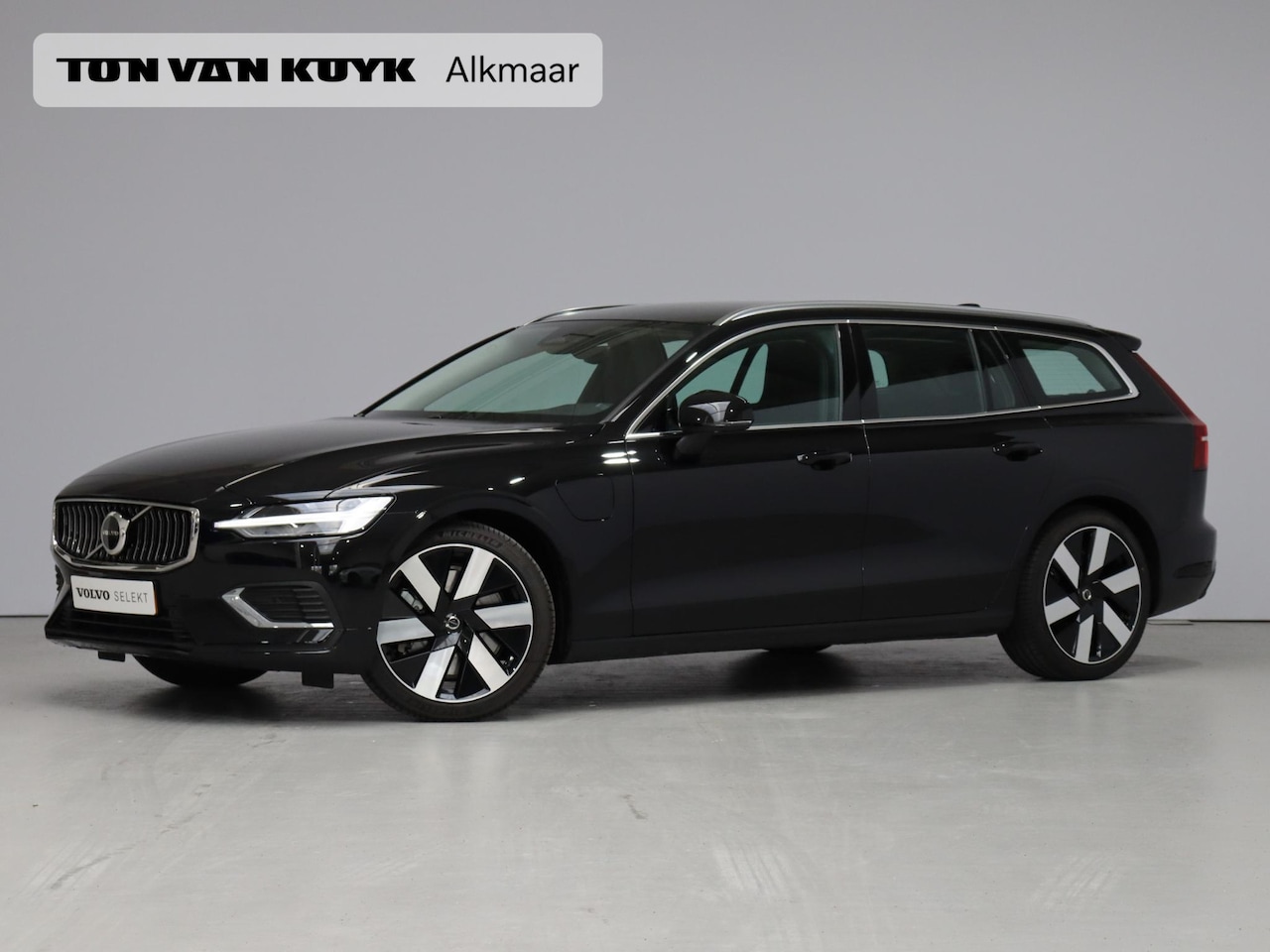 Volvo V60 - T6 Plug-in hybrid AWD Essential Edition / Trekhaak / Stoel+stuur+achterbank verwarmd / Led - AutoWereld.nl