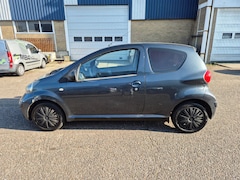 Toyota Aygo - 1.0-12V, lage km stand/4 nieuwe banden