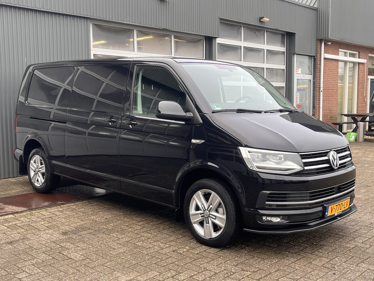 Volkswagen Transporter - 2.0 TDI L2H1 Luchtvering achter Airco Cruise controle Camera Navigatie Apple carplay Trekh - AutoWereld.nl