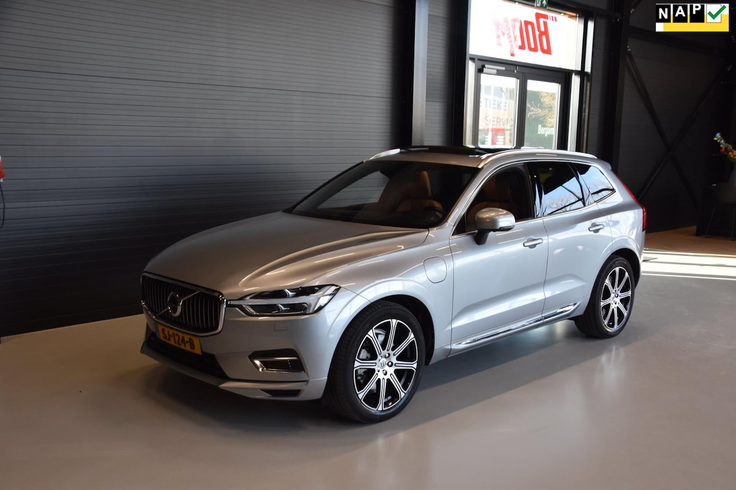 Volvo XC60 - 2.0 T8 Twin Engine AWD Inscription PANODAK/TREKHAAK/LEER/CARPLAY - AutoWereld.nl