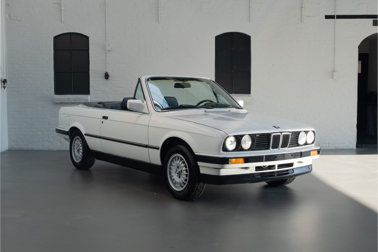 BMW 3-serie Cabrio - 325i STUURBEKRACHTIGING / AIRCO / STOELVERWARMING - AutoWereld.nl