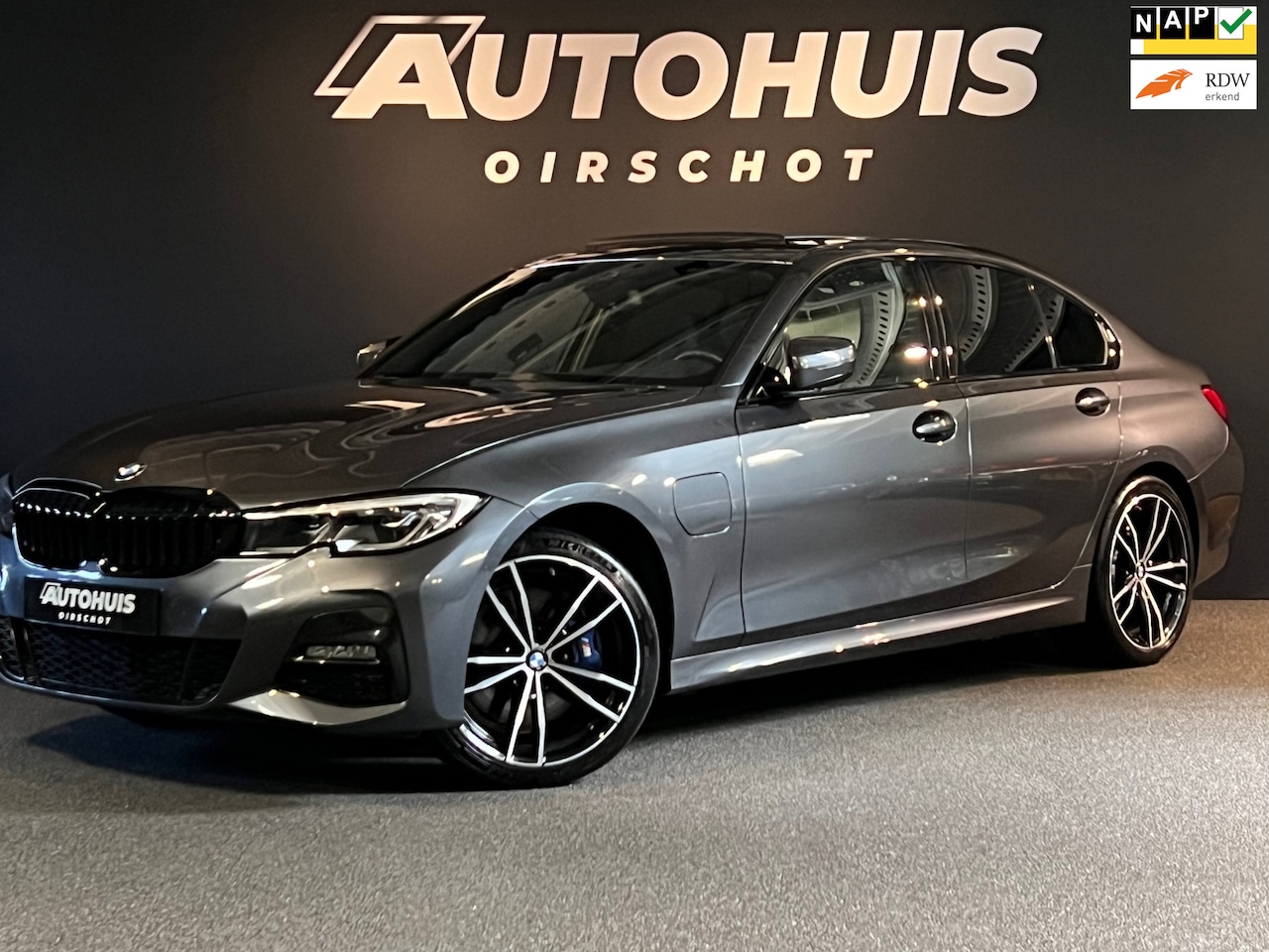 BMW 3-serie - 330e xDrive High Executive Edition M Pano/ Memory stoelen/ M Sport remmen/ H&K/ Laserlicht - AutoWereld.nl