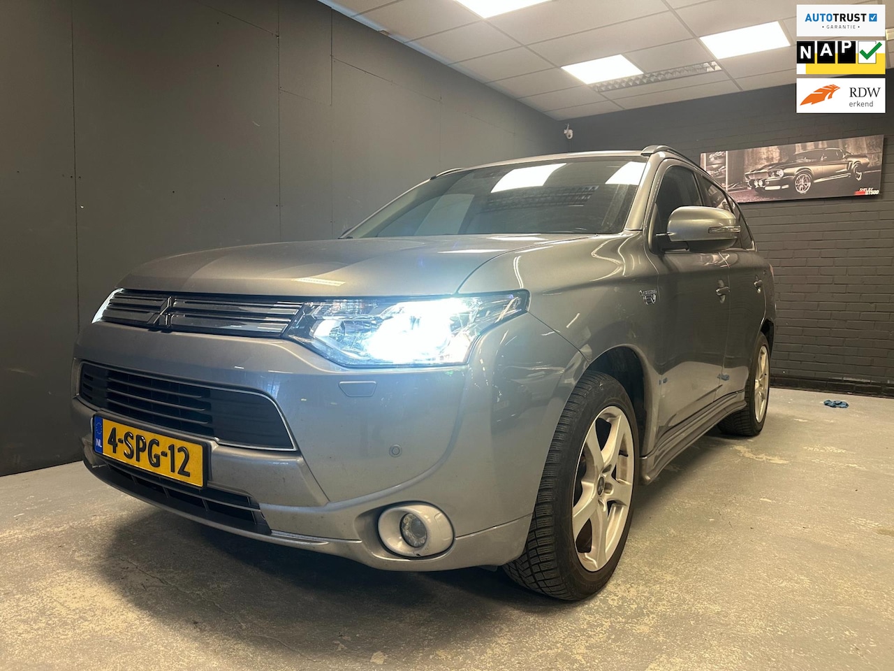 Mitsubishi Outlander - 2.0 PHEV Instyle Camera Sandstone lederen bekleding NAVI OPENDAK 32 km volledig elektrisch - AutoWereld.nl