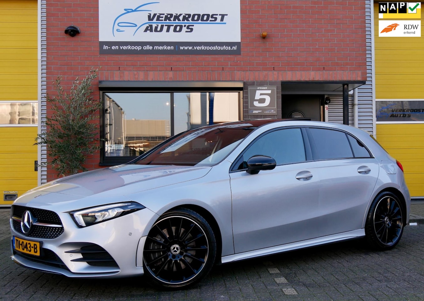 Mercedes-Benz A-klasse - 250 AMG . pano. camera. stoelverwarming. night pakket - AutoWereld.nl