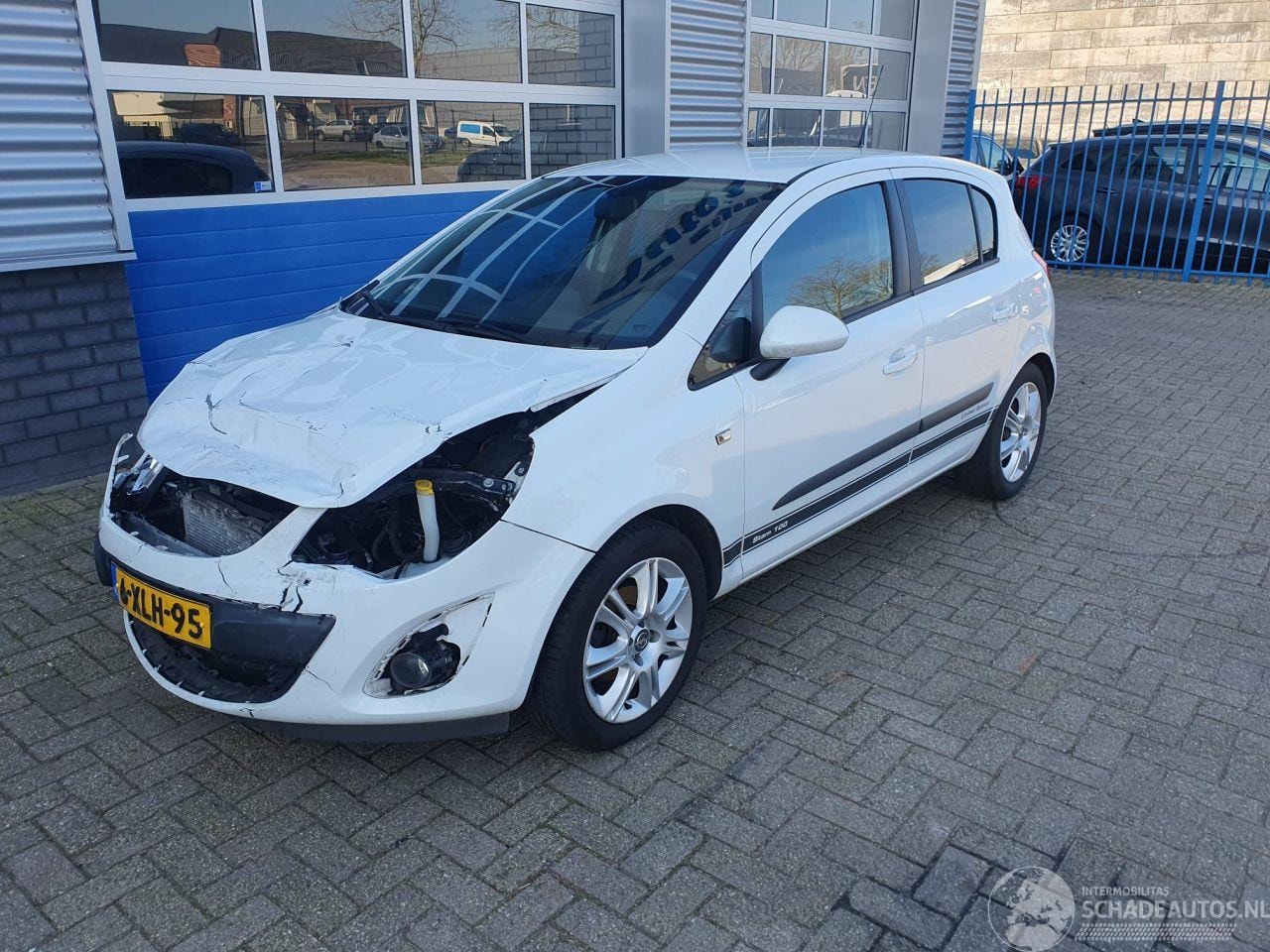 Opel Corsa - Stam 100 Limited Edition 1/100 1.2-16V BlitZ - AutoWereld.nl