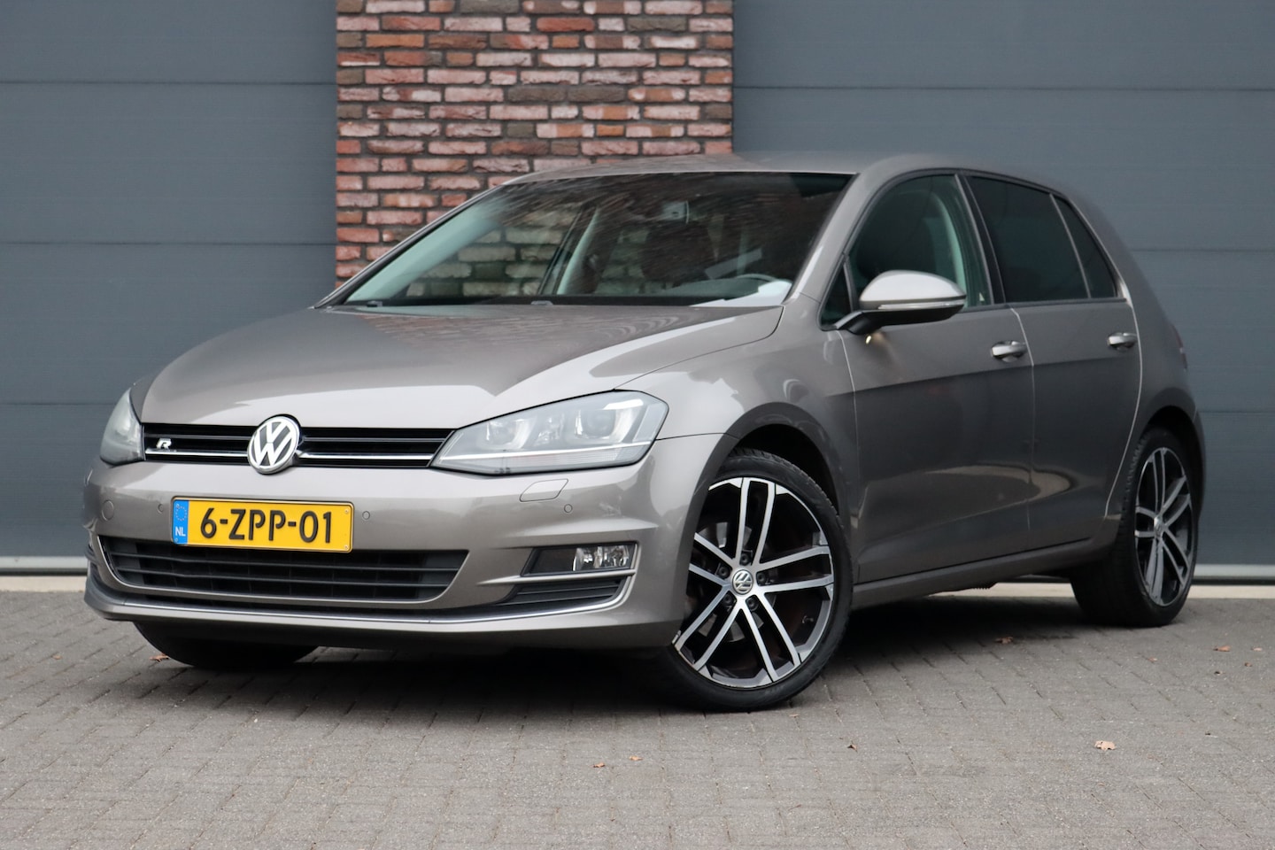 Volkswagen Golf - 1.4 TSI Highline Aut7 | Keyless Go | Apple Carplay | Bi-Xenon Adaptief | Stoelverwarming | - AutoWereld.nl