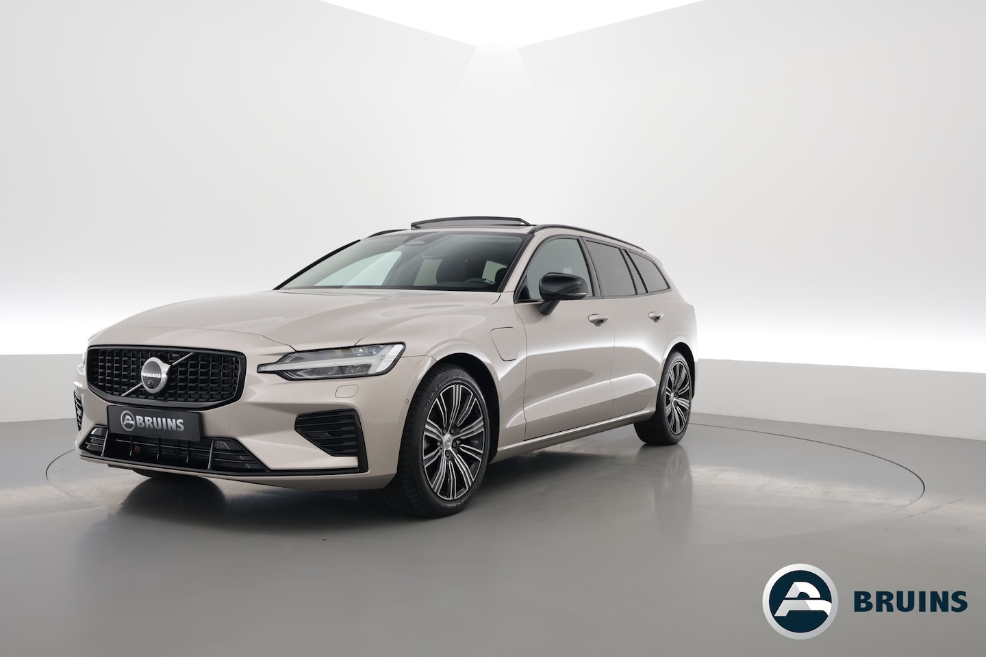 Volvo V60 - 2.0 T6 Plug-in hybrid AWD Plus Dark | Pano | 360cam | Stuur- 4x stoelverw. | Harman Kardon - AutoWereld.nl