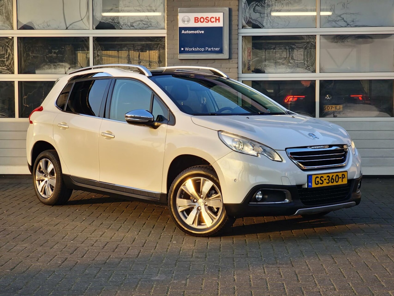 Peugeot 2008 - 1.2 PureTech Allure|automaat|pano|trekhaak|clima|cruise|99.634km - AutoWereld.nl