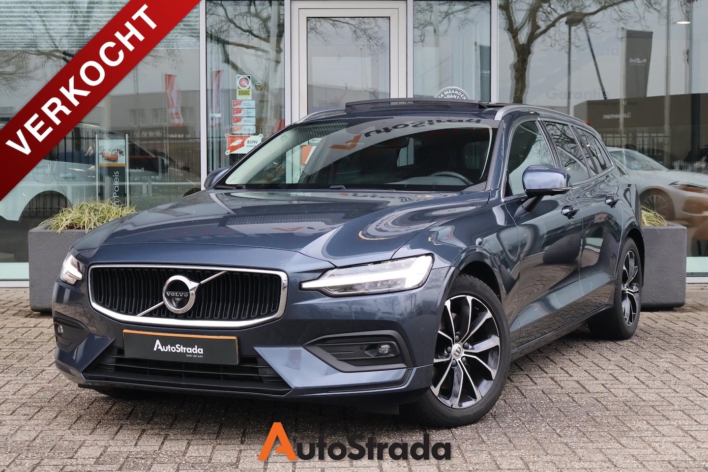 Volvo V60 - B3 Business Pro 163pk I Pano I Trekhaak I 360 Camera | Navi I Harman/Kardon I ACC I Carpla - AutoWereld.nl