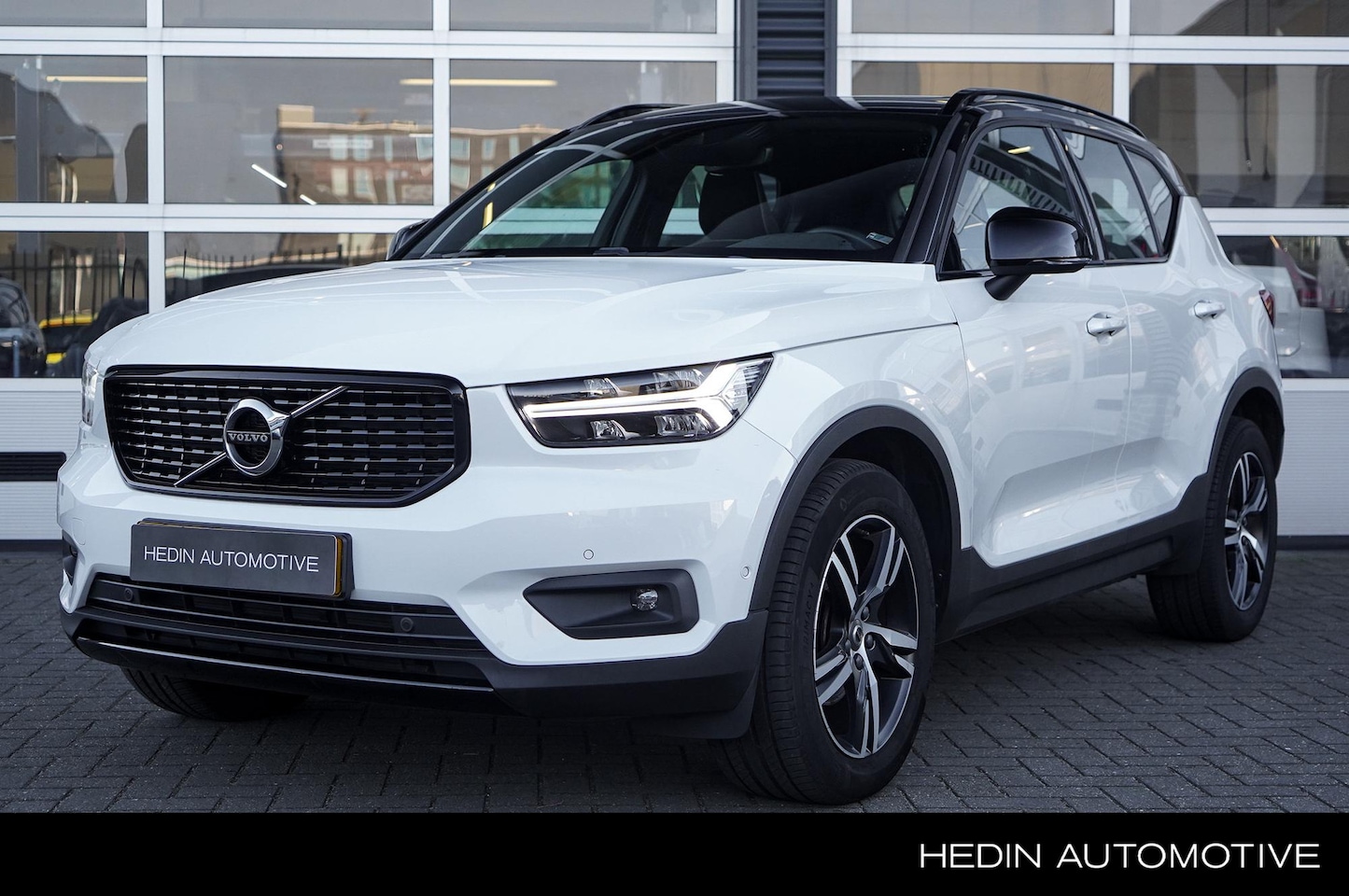 Volvo XC40 - 1.5 T3 R-Design Uniek Handgeschakeld! | Elektrisch glazen panorama-dak | Intellisafe Pro L - AutoWereld.nl