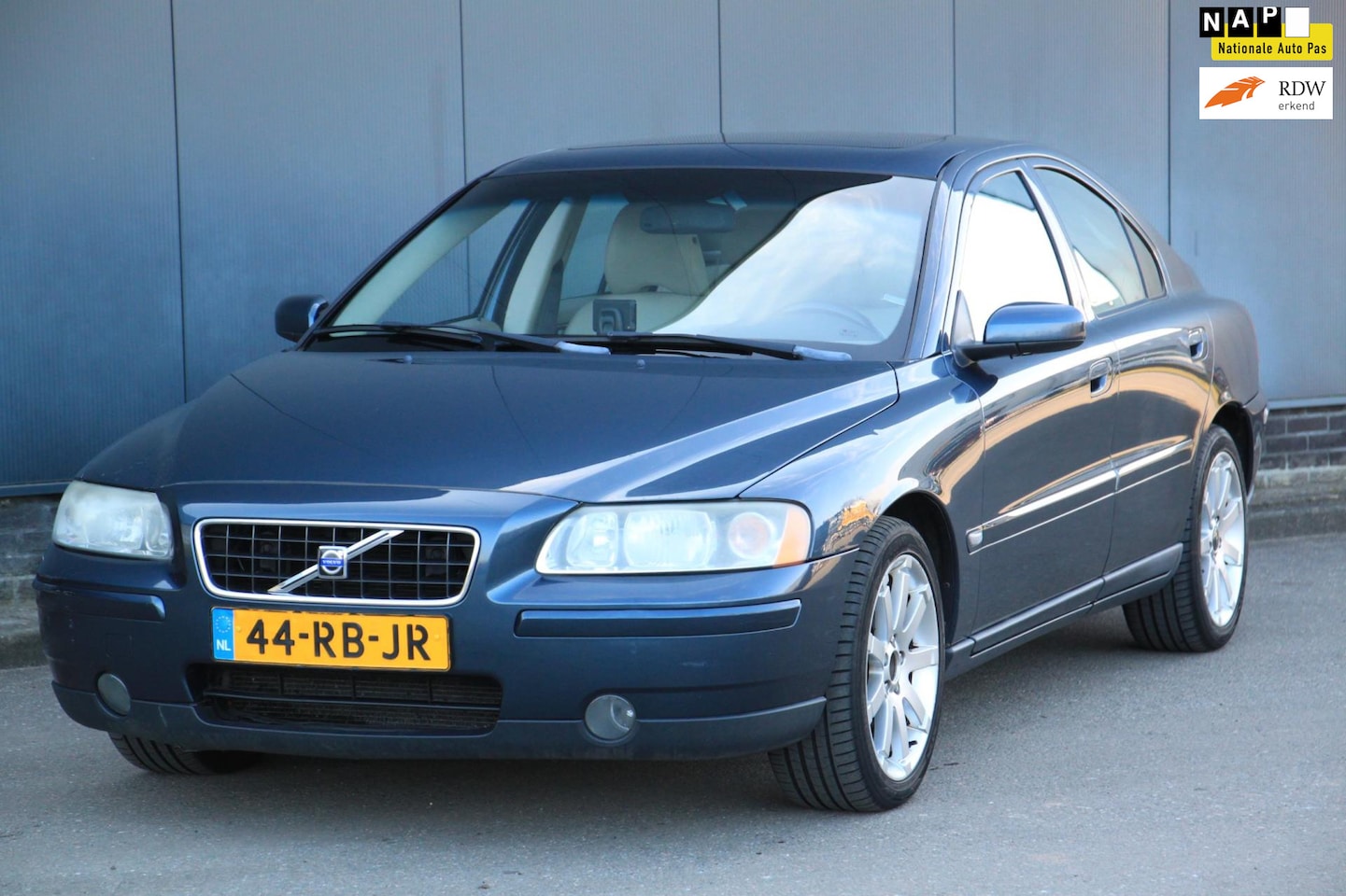 Volvo S60 - 2.4 Momentum Elek-Dak/Navigatie/Parkeersensor/Half-Leer/Trekhaak - AutoWereld.nl