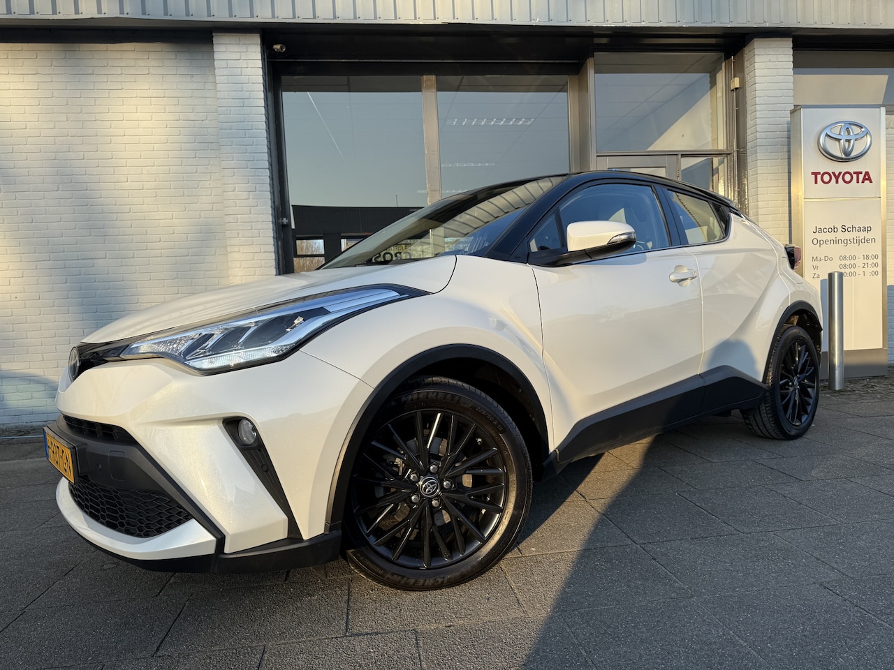 Toyota C-HR - 1.2 Turbo Dynamic | Handgeschakeld | Trekhaak afneembaar | Bi-Tone | 18 inch | Leder int, - AutoWereld.nl