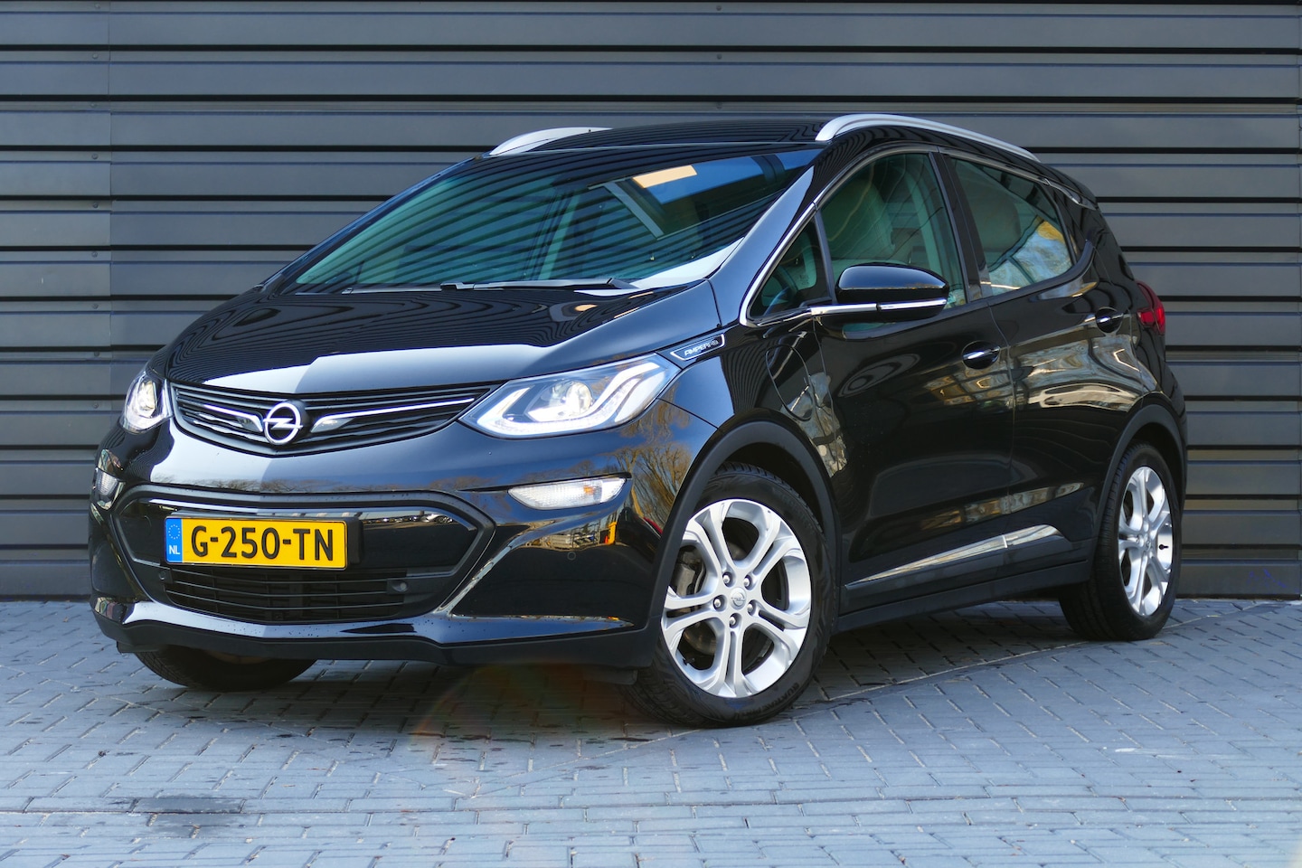 Opel Ampera-e - EV 60KWH BUSINESS EXECUTIVE AUTOMAAT / NAVI / LED / CLIMA / PDC / 17"LMV / KEYLESS / STOEL - AutoWereld.nl