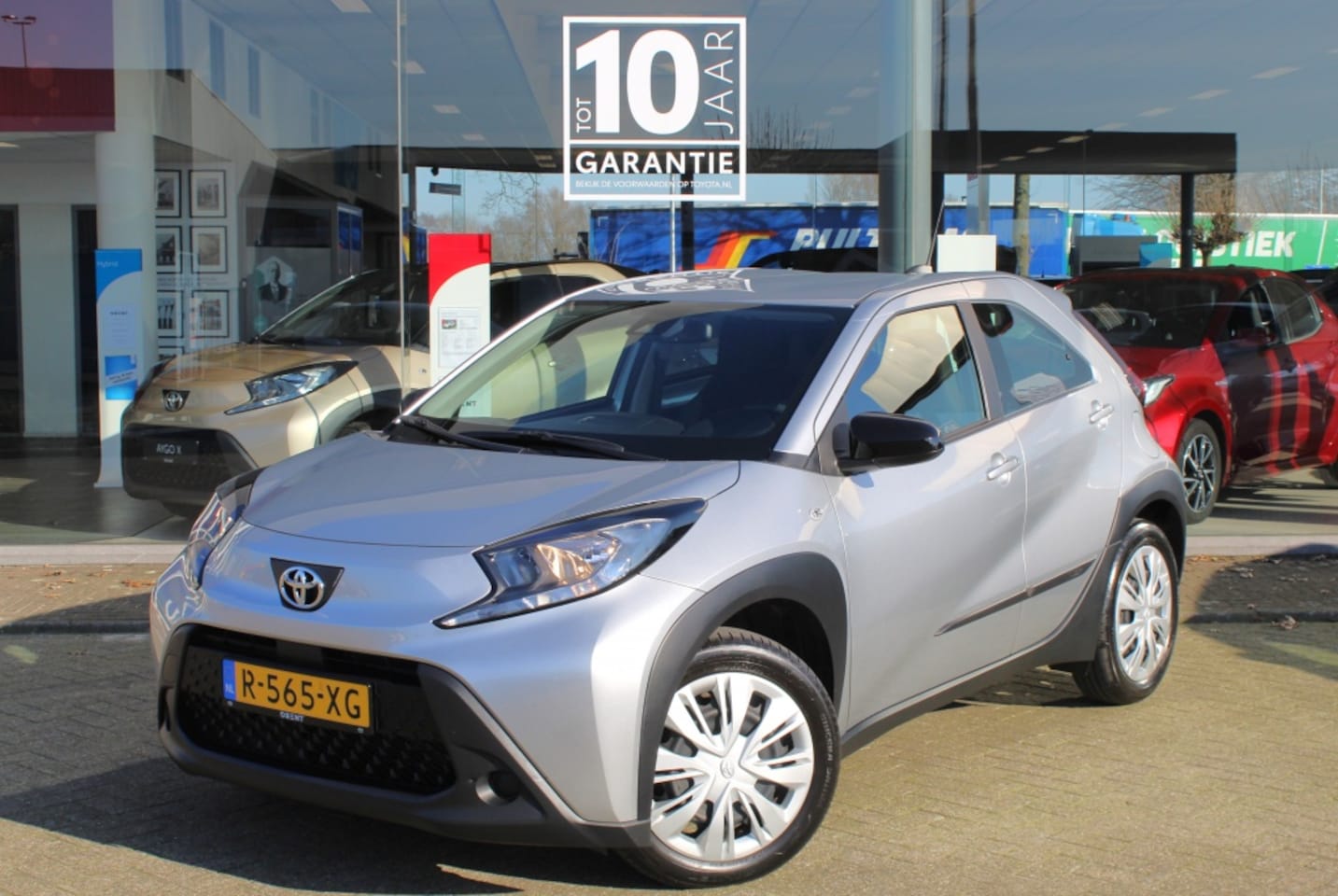 Toyota Aygo X - 1.0 VVT-i MT play | Middenarm Steun | Android Auto/Apple Carplay - AutoWereld.nl