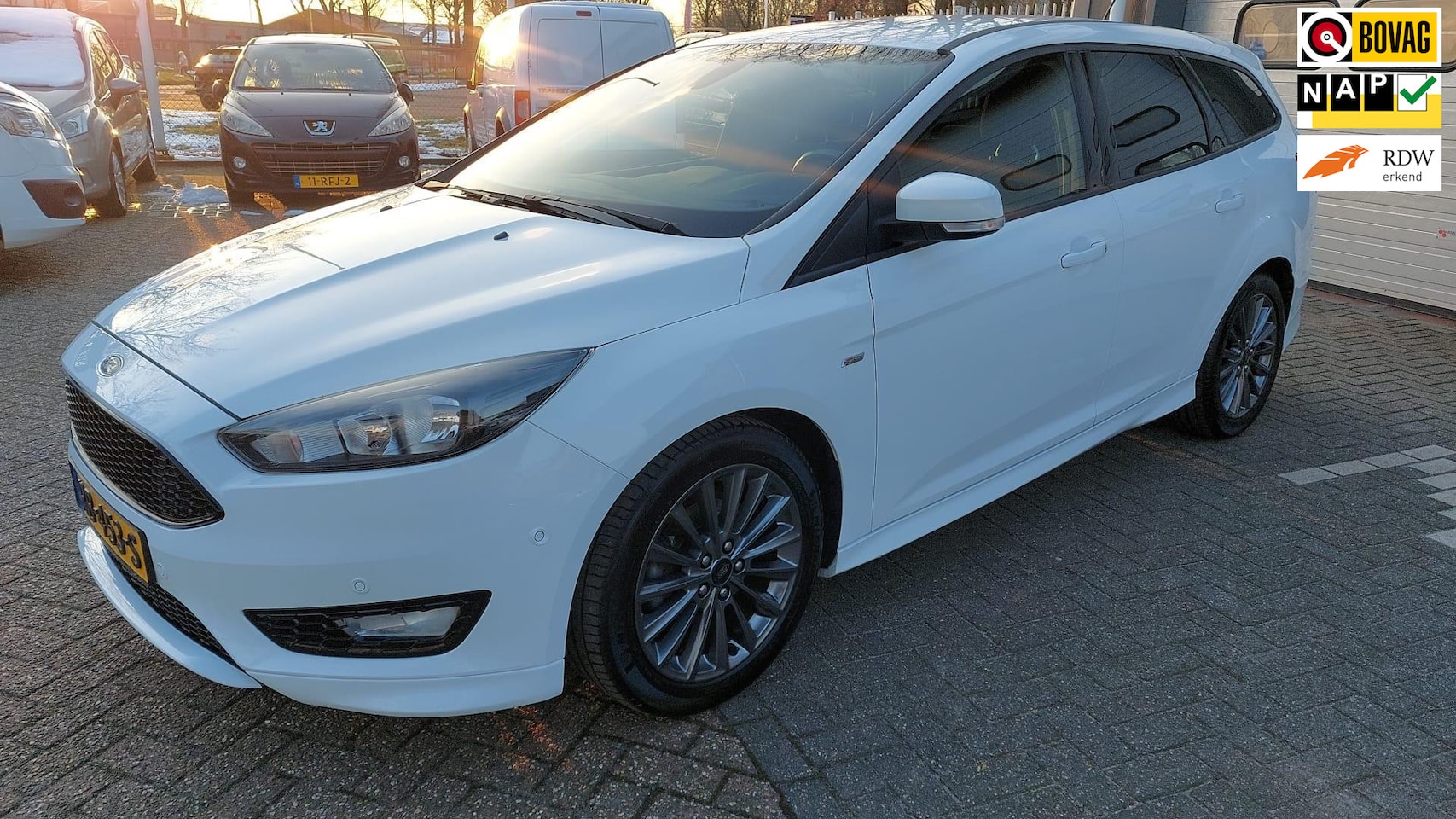 Ford Focus Wagon - 1.0 ST-Line cruise/navi ! 125pk - AutoWereld.nl